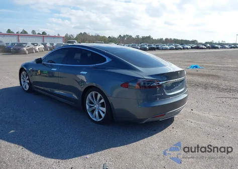2013 Tesla Model S z USA, uszkodzony, nr VIN 5YJSA1DN9DFP25296